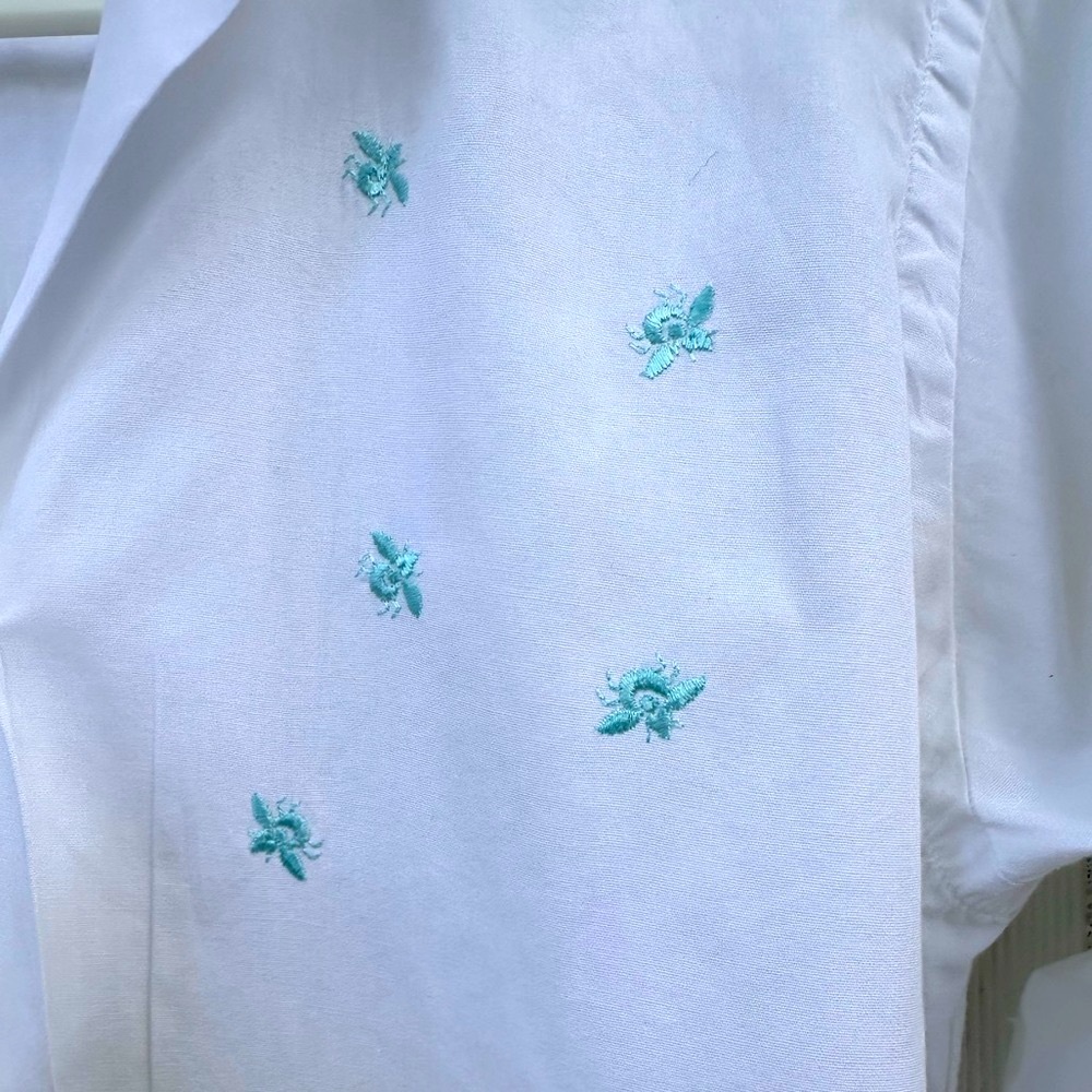Rare Vintage Lady Manhattan White Teal Embroidered Bee Blouse Sz. S- Medium - Picture 8 of 9